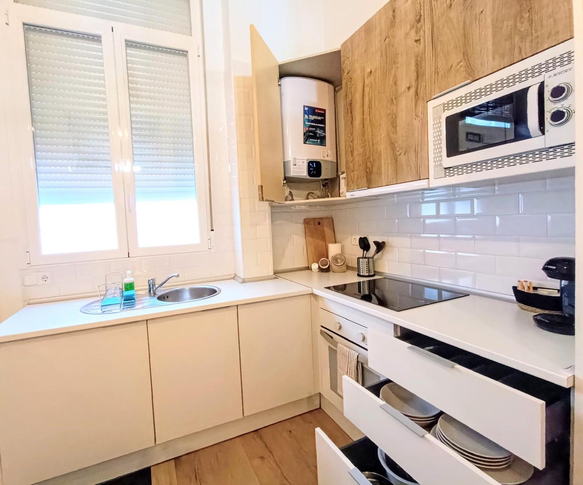 Comfy Loft, 6 Metro Stops From Downtown, Ac & Wifi