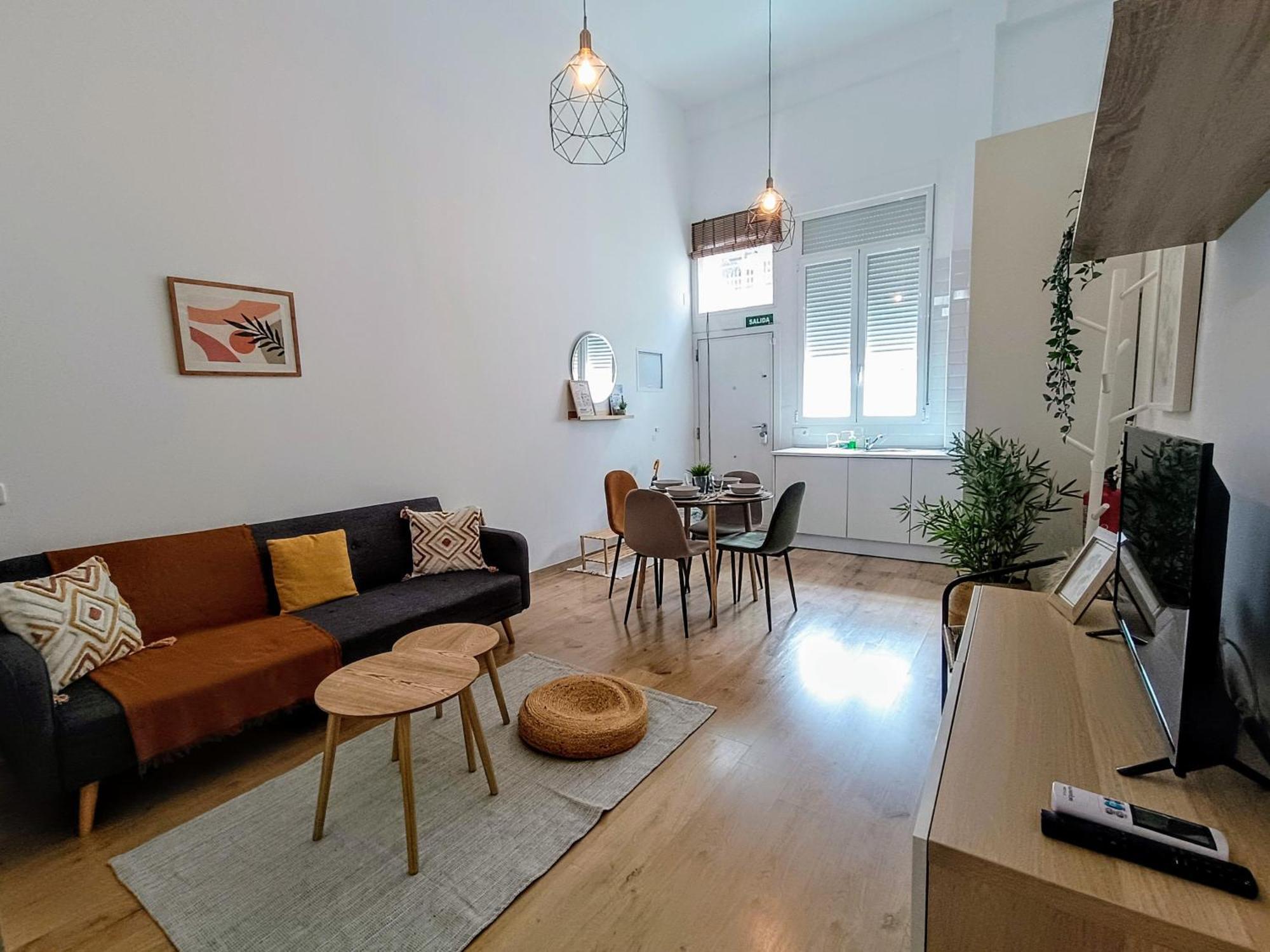 Comfy Loft, 6 Metro Stops From Downtown, Ac & Wifi *